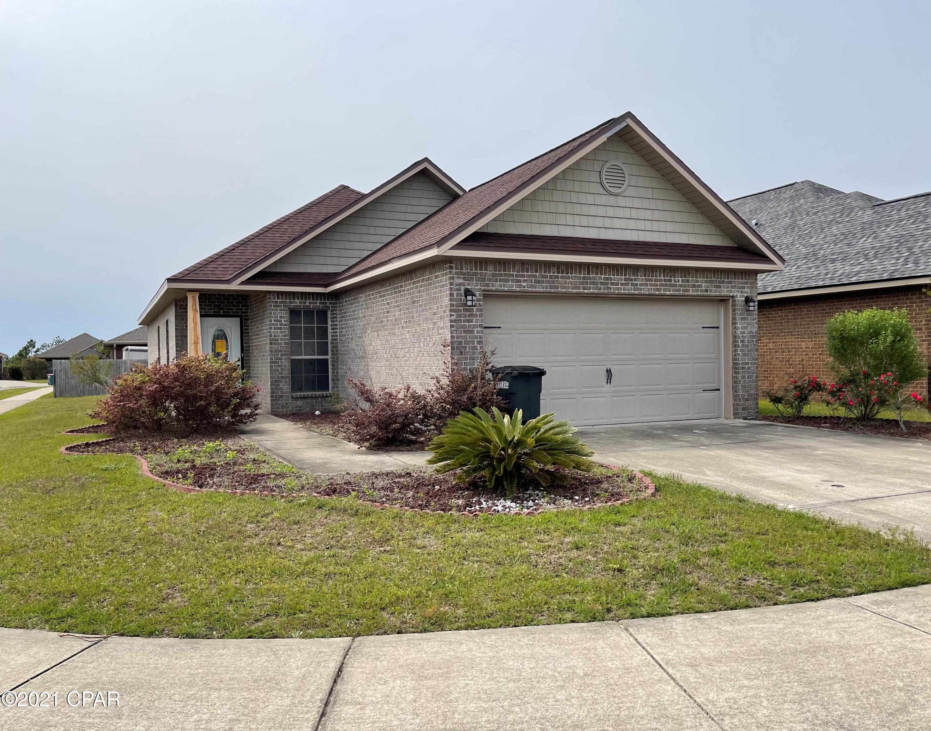 You'll enjoy this beautiful 3 bedroom 2 bath home in Plantation Park.  Open kitchen with stainless steel appliances. The Master bedroom has a large walk in closet and big bathroom with nice soaking tub. Pets are negotiable. 

Management requires you submit an application to the company website prior to showing.