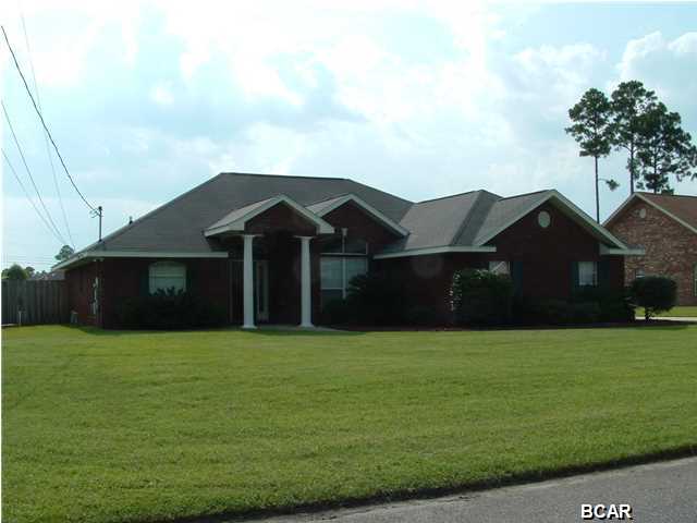 -------------------------------------------------------------------------------- Beautiful all brick, split floor plan home with a heated in ground pool which also has a hot tub. All bedrooms are very spacious with plenty of closet space. The master bedroom is oversized and includes a sitting area; in addition you will find a walk in closet, tray ceiling, double vanities, and garden tub with separate shower and tile floors.Pool service included.
