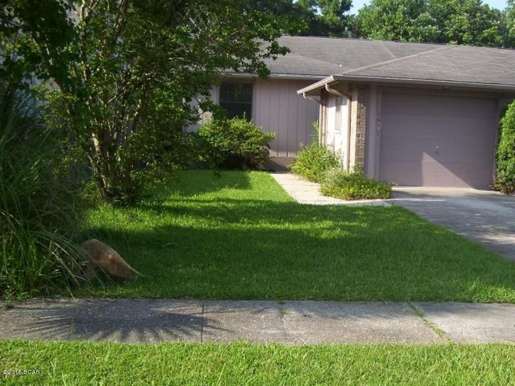 2 bedroom 2 full bath townhome with screened patio, garage and privacy fenced backyard.  This home is centrally located to Downtown Panama City and St. Andrews.