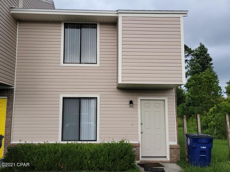 Lovely 2 bedroom, 2 bath townhome. Very Clean with fresh paint! Spacious living space downstairs with tile flooring. Kitchen equipped with range, refrigerator, dishwasher. Washer & Dryer hook up. Master bedroom has it's own private bathroom. Carpet in bedrooms. Covered patio. Lawn service included. 



Call Today to take a tour. 



NO PETS, Rental Application required.