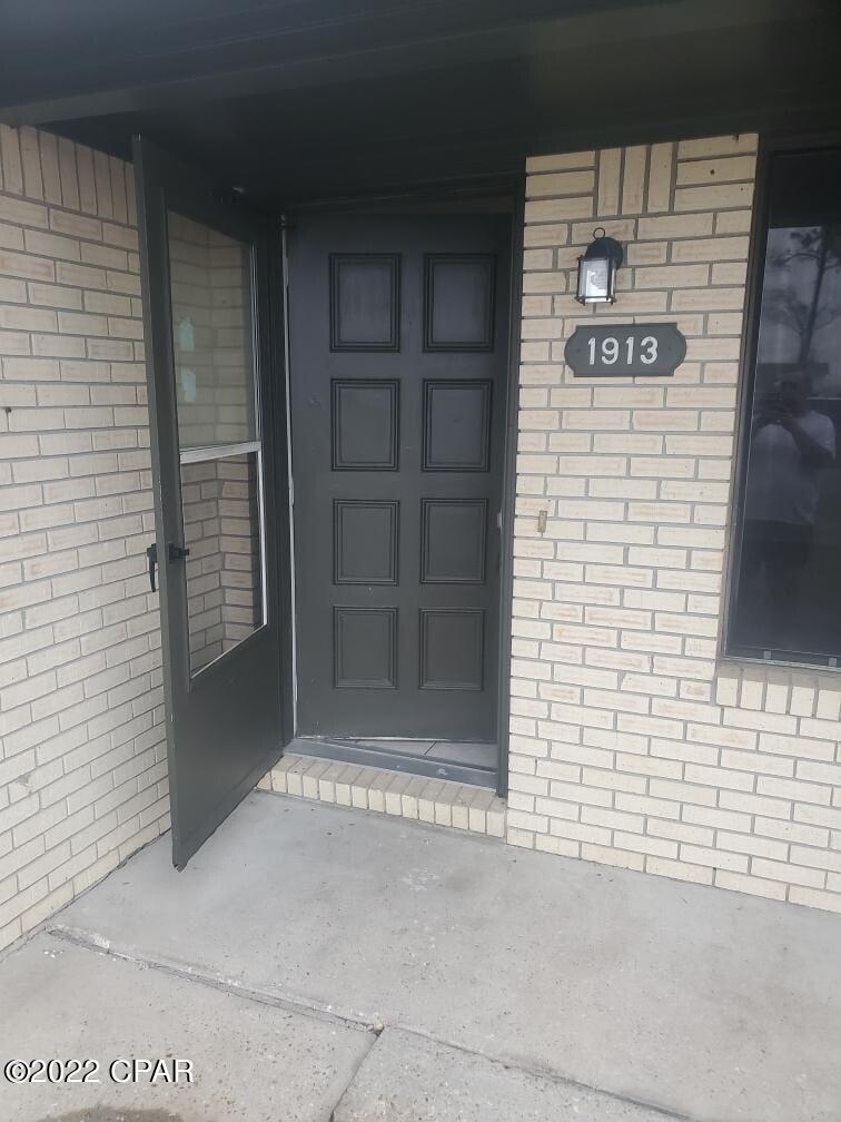 Beautiful Single Family Home available for immediate Rental Features 3bedrooms 2bathrooms, Fireplace, 1-car garage, Screened Patio Porch w/Large Open Patio come and see Turn key. Owner will work with security deposit.