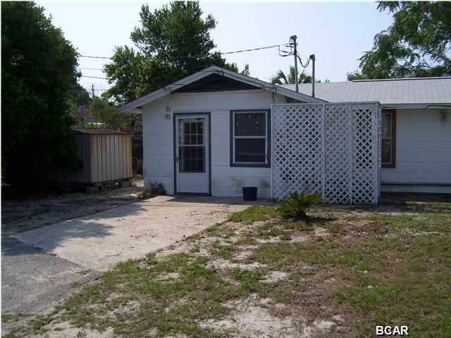 1 bedroom, 1 bath duplex located conveniently between Hutchison Blvd. and Panama City Beach Parkway. Duplex features open living/dining area, and bedroom with beautiful wood walls. Water/sewer included.