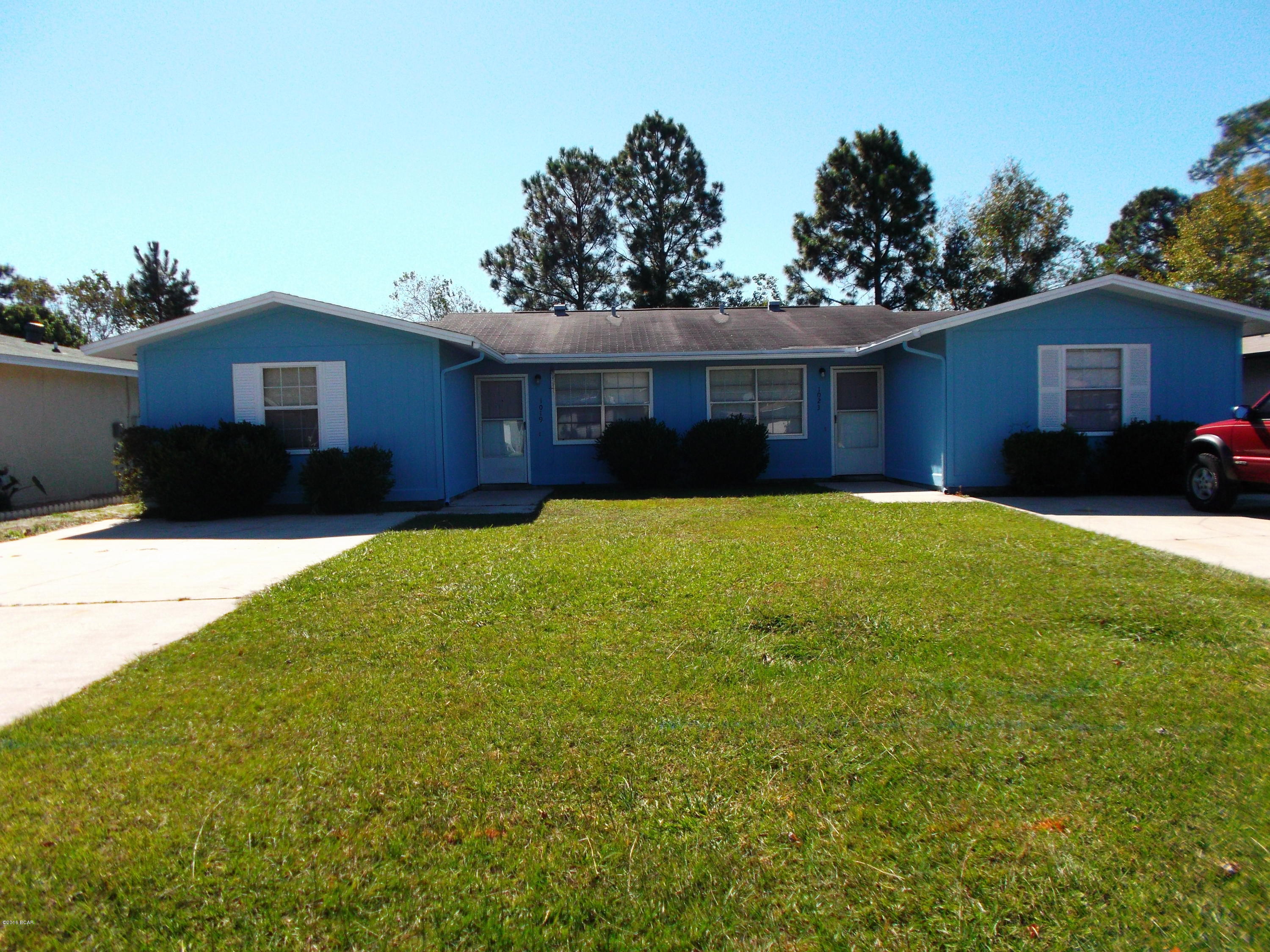Attached duplex in great location, close to shopping and schools. Home includes eat in kitchen, open living room, and nice sized bedrooms.