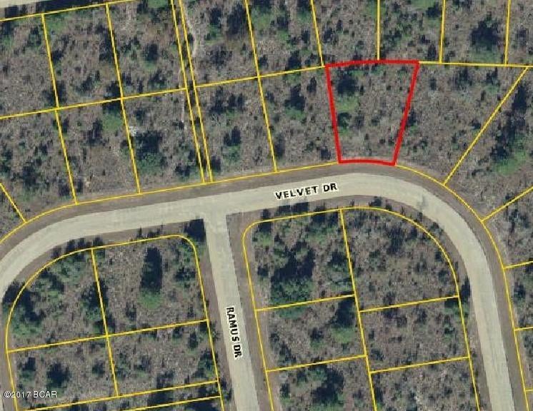 This is a great place to build the home of your dreams!  Sunny Hills is located near wonderful lakes and a golf course. It is also located 45 minutes from Panama City Beach.