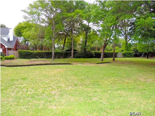 Beautiful large 120'x189' foot lot, located in Kings Point. Lot is level and has some trees left on it for shade. Neighborhood is very well established and only a short distance to shopping, the college, and public boat ramp. Lots like this do not come available very often. Partially fenced so you will have to call first to go view the complete lot. Owner has fenced it with their home which is also available for sale, mls#624674. You can purchase either one separately or you can purchase both together at a discounted price. See home listing for information. Call today, this lot will not last long!