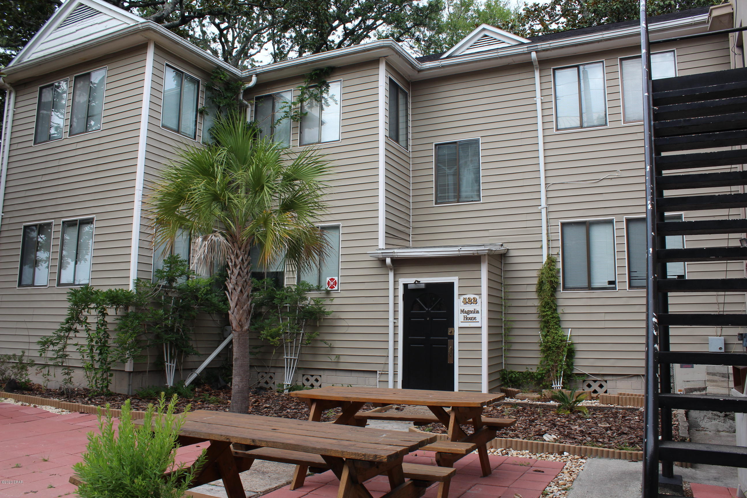 Quaint two bedroom one bath upstairs apartment in the Downtown Panama City area, with an extra room off of the living room. Garbage included. Washer/ Dryer hookups. WASHER AND DRYER NOT INCLUDED. NO PETS.