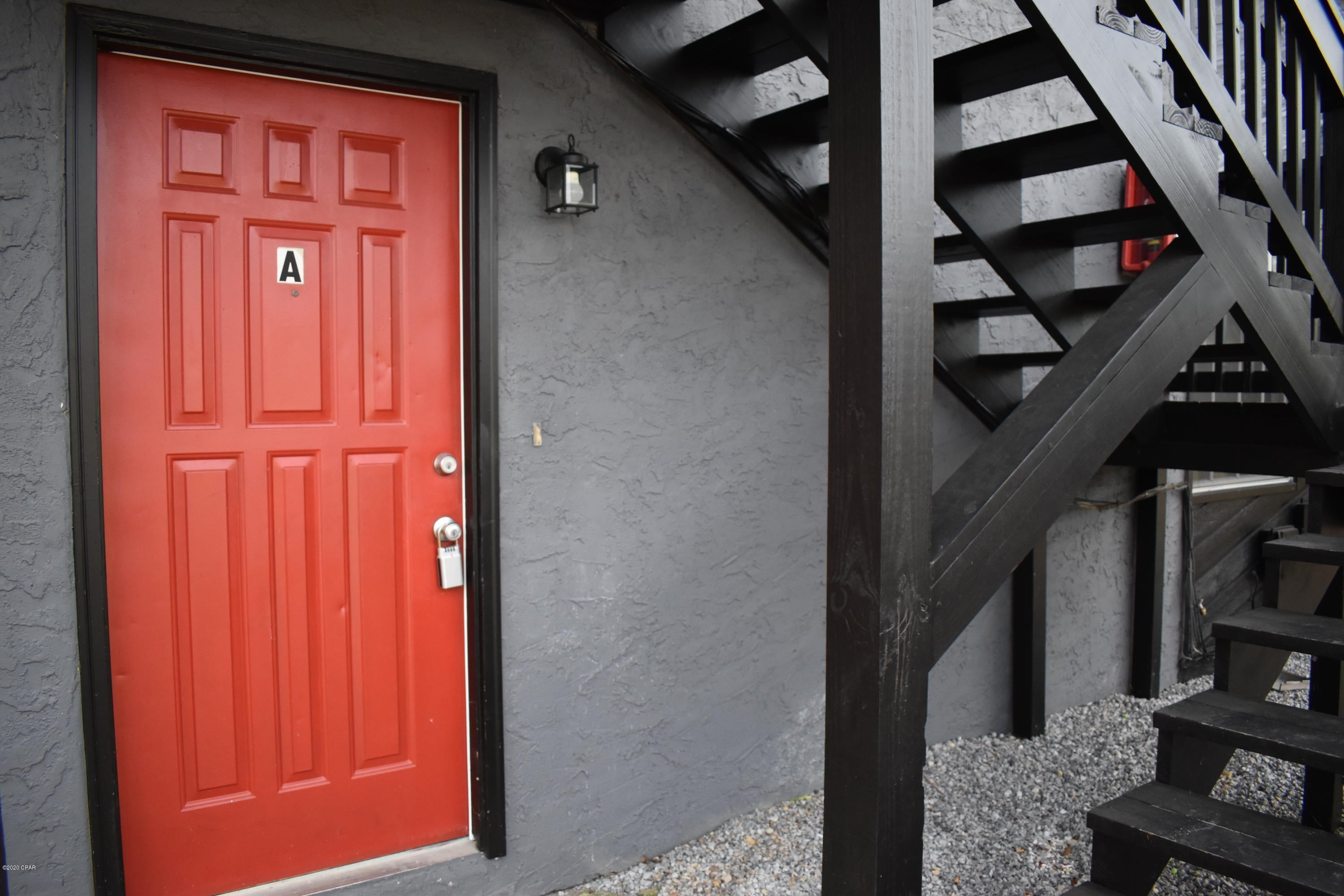 Newly remodeled 1 bed 1 bath downstairs unit. New flooring, new paint, and new appliances. Large bedroom with sliding glass door. Private exterior laundry room with washer/dryer hookups. Garbage, quarterly pest service, and yard service included.
