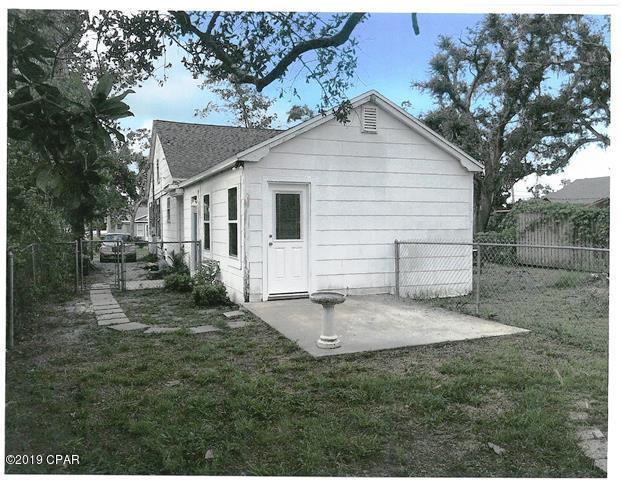 **UPDATE** LEASE PENDING 7/24/19** $625 Mo. / $700 Deposit - 1-Bedroom Efficiency, 1-Bathroom & Kitchen.  Freshly painted & vinyl plank flooring.  Owner pays water, sewer, garbage & gas.  Tenant pays electric.  

Quiet location 4 blocks east of courthouse, on back side of older home, fenced yard, private driveway.  Small pets will be considered.

APPLICATIONS ON SITE, NO APPT. NEEDED 9 to 5