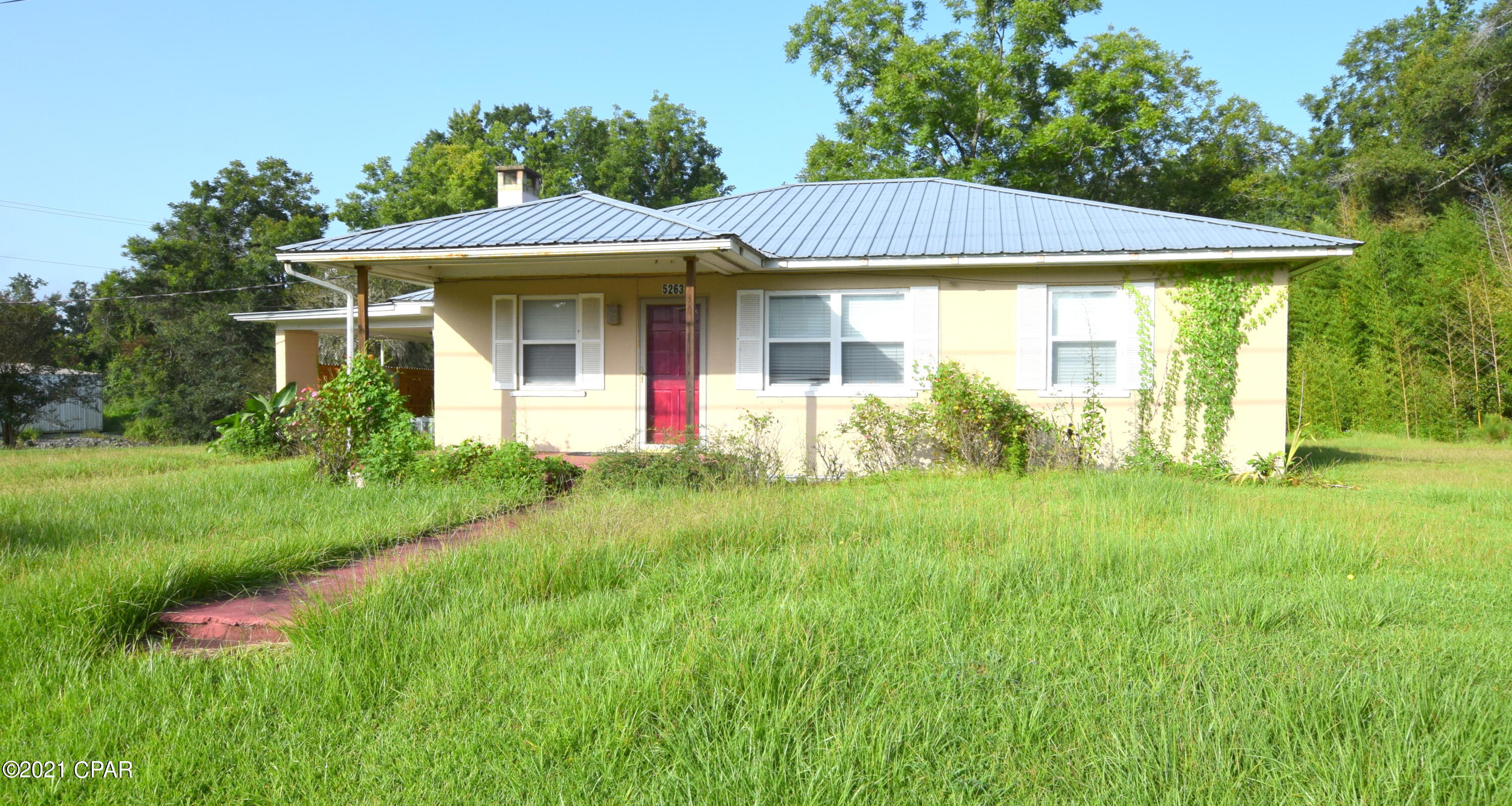Sitting in the heart of Graceville on 1.477+/- acres this rare find has great potential! House features 3 bedrooms, one full bathroom, living room, eat-in kitchen, screened back porch, attached carport and a 20x11 detached shed with lean-to. Property is located close to schools, shopping and restaurants!