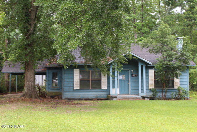 PRICE REDUCTION!! This cottage style house is in town in nice location with easy access to all local amenities. It has 3 bedrooms and 3 baths. There is a large living room, large country kitchen, a dining room and a large breakfast room. There is a very nice large metal building in the back yard that would be very useful for many purposes. It would make a large workshop, hobby house or just right for storage. This would make a great place to fix up and use for your retirement home or even use it for rental income property.