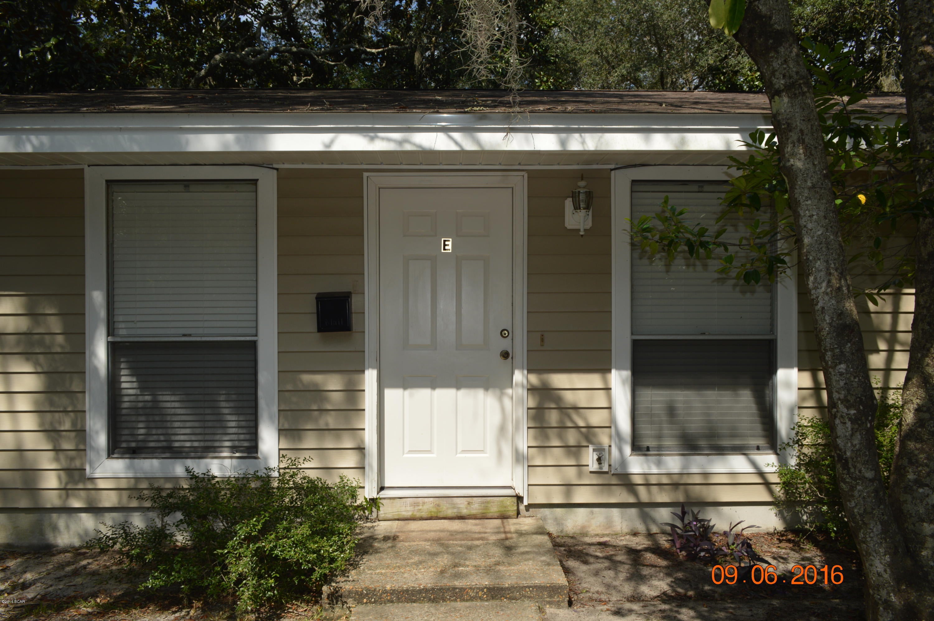 Nice 2 bedroom 1 bath apartment in St Andrews. Nice quiet, tree shaded area. Close to St Andres Bay, Beach Drive and downtown St Andrews. Conveniently located for access to the beach or colleges. No pets please. Garbage, Pest Control and Yard Care Included.
