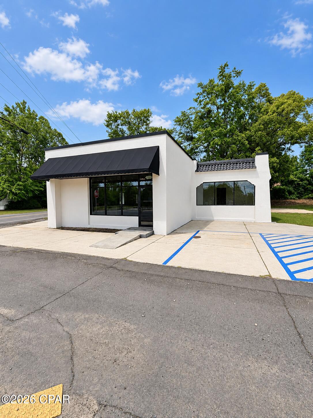 Looking for the perfect place to grow your business? This spacious, newly remodeled commercial building with a little over 2,000 sq ft offers a flexible layout that can easily accommodate many different business types.

 Perfect for:

• Beauty or hair salon
• Real estate office
• Medical or doctor's office
• Boutique or retail shop
• Professional office space
• Many other business opportunities

Property Features:

• Over 2,000 sq ft of usable space
• Open floor plan - design the layout to fit your business
• 2 bathrooms
• Plenty of parking for customers and staff
• Bright, versatile space ready for your vision

This location is a great opportunity to create the perfect space for your business and bring your ideas to life.