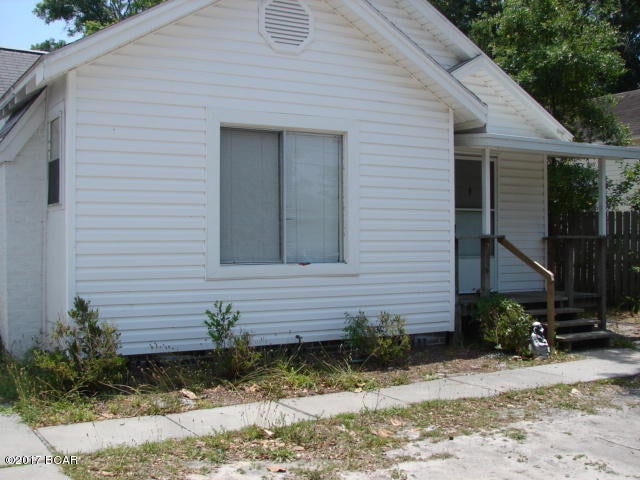 Spacious duplex, convenient to downtown Panama City. Home has walk in closets in bedrooms. Driveway has separate parking from Unit B.