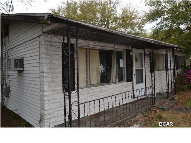 Very large home on a corner lot, close to schools, shopping, restaurants and employment. This area of St Andrews is becoming the place to renovate and this home is the perfect home for renovation. Come see this home today and bring your imagination