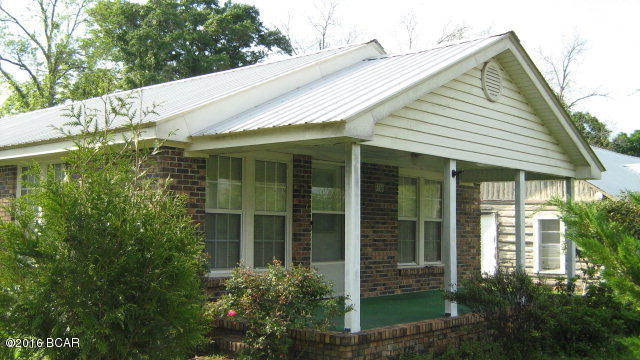 NICE 2/1 HOME IN THE CITY OF ALFORD. HOME COMES WITH REFRIGERATOR AND STOVE AND HAS LIVING ROOM, DINING ROOM, LARGE WORK SHOP WITH PART SCREENED IN AND A DOUBLE CARPORT. FENCED YARD. PERFECT FOR FIRST TIME HOME BUYERS OR INVESTORS. MUST SEE. MOTIVATED SELLER.