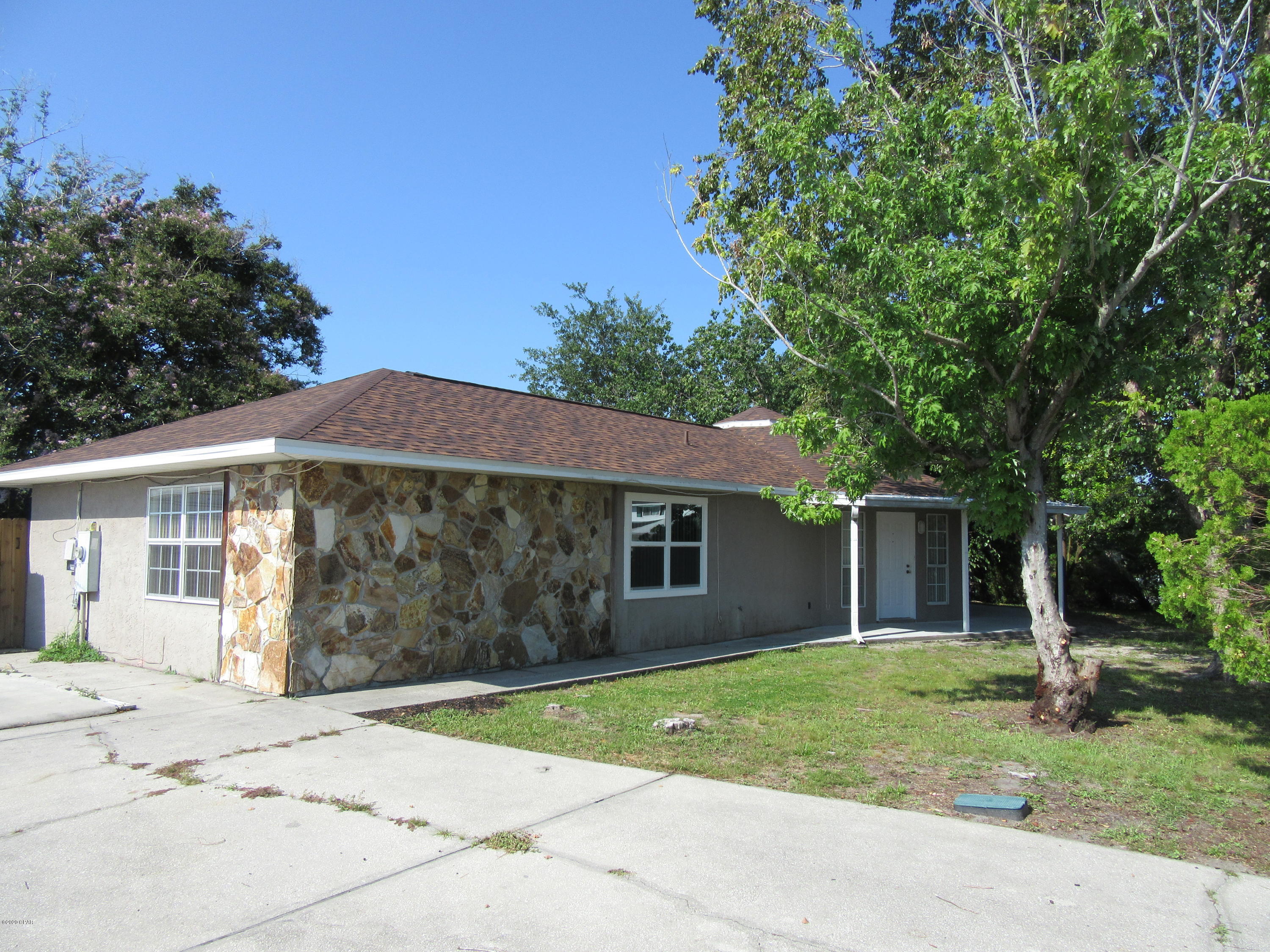 3/2 octagon home in Lynn Haven located in Gulf Coast Village. Fenced back yard with storage shed. All property sizes and ages are approximate, please measure and/or verify if important.

School assignments are subject to change, please check with Bay County for most accurate information.

Deposit is the same as the rent.

Pets NOT Allowed! DISHWASHER AS IS !