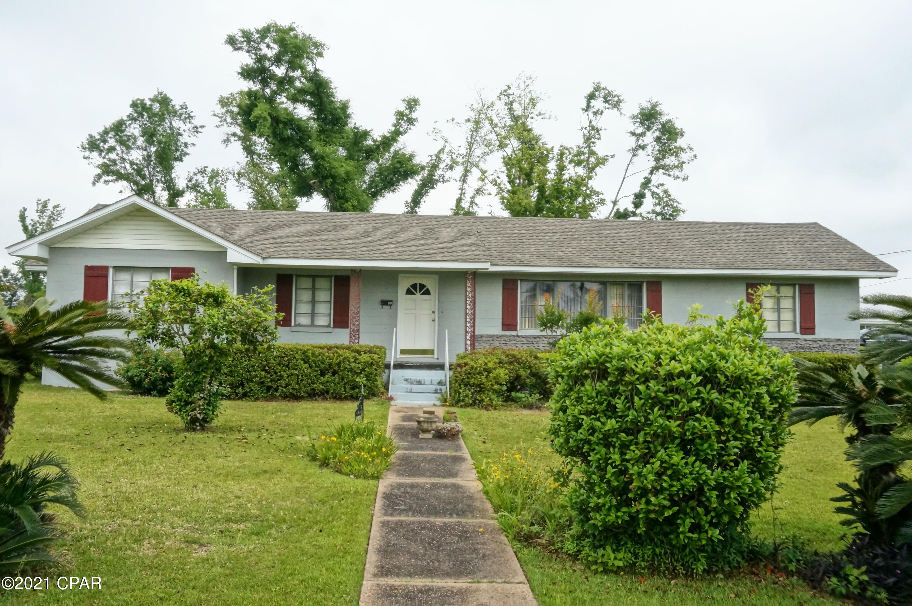 Solid, well kept 3 bed 1.5 bath concrete block home in a great Marianna neighborhood.

Large living /dining area. Spacious kitchen with a breakfast area and lots of counter space. Vintage tile bathrooms.  All of this on an oversized corner lot near Chipola College.