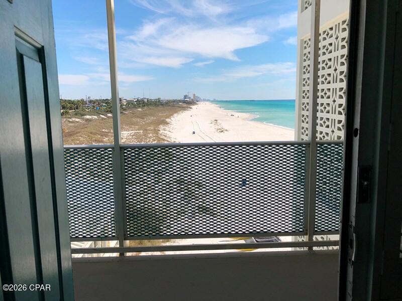 ** ALL ASSESSMENTS HAVE BEEN PAID

Clear and FREE from Assessments  319  is one of the closer units towards the sandy beaches facing the east side stretch .  

Perfect for a couple or small family this studio unit has a queen-sized bed and sleeper sofa. The modern, fully equipped kitchen with small dining space is not only convenient but saves money from not ordering out every meal.
The bathroom is clean and functional with added storage for clothes and personal items.