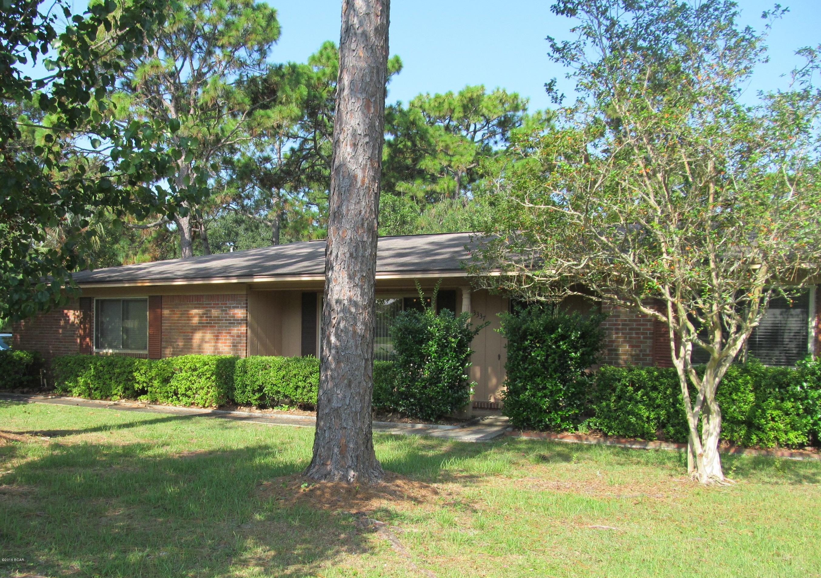 3 bedroom 2 bath brick home w/2 car garage.  This home features all tile floors, den w/wood burning fireplace, formal living room, large kitchen, laundry room, covered patio, shed and privacy fenced backyard.



1-2 small dog(s)Negotiable!