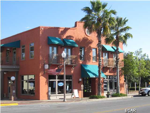 Sherman Arcade: Beautiful space for office or retail. Excellent Downtown location with plenty of light and views of McKenzie Park. Interior finish includes exposed brick,antique tin tile ceiling and high ceilings. This is a beautiful historic building with 2 story atrium in the interior hallway and windows on 3 sides. Enjoy working in this prime downtown location.