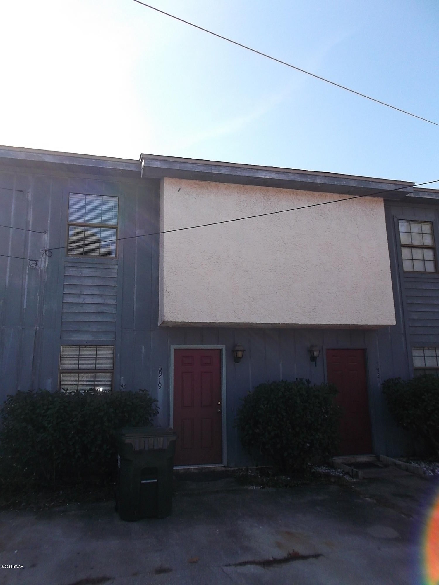 Townhouse near the beach with an open floor plan. Washer/dryer connections, balcony and storage room. Shared back yard. Close to schools and shopping and walking distance to the beach! **NO DOGS; CATS OK**
