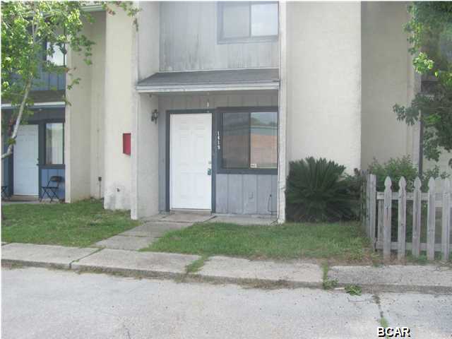 2 STORY TOWN HOME, 2 BEDROOM, 1.5 BATH, BRAND NEW COOKTOP STOP AND PRIVACY FENCED BACKYARD. CLOSE TO SCHOOLS, SHOPPING AND TAFB.