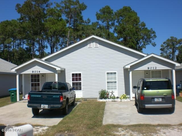 Duplex unit located in the N. Lagoon area - close to shopping and dining and only a few blocks to the beach.  This unit features vaulted ceilings in the living room, dining/kitchen combo and small patio in front and back of unit.