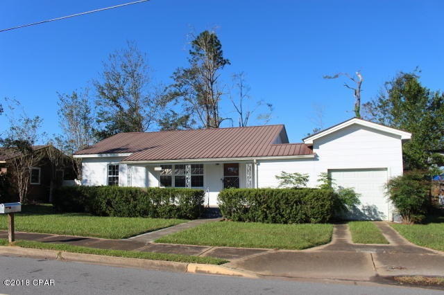 Updated home in City Limits of Marianna. Metal roof, double insulated windows.  Nice home for a small family or anyone wanting to down size and be close to the hospital. Walking distance to Golson Elementary School, Restaurants, Catholic Church, Chipola College, Grocery Store and Doctors.
