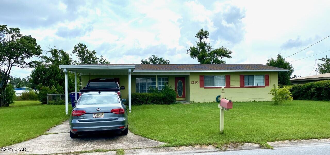 **CURRENTLY UNDER CONTRACT, SELLER ACCEPTING BACKUP OFFERS** Great Investment Property or Home that needs just a little TLC. New Roof, New Hot-water Heater! Tenant's lease ends October 31st and can be extended if you wish. The Back Yard is huge and another dwelling could be built as seen in a few other lots in the neighborhood. The sky is the limit for all the possibilities here.