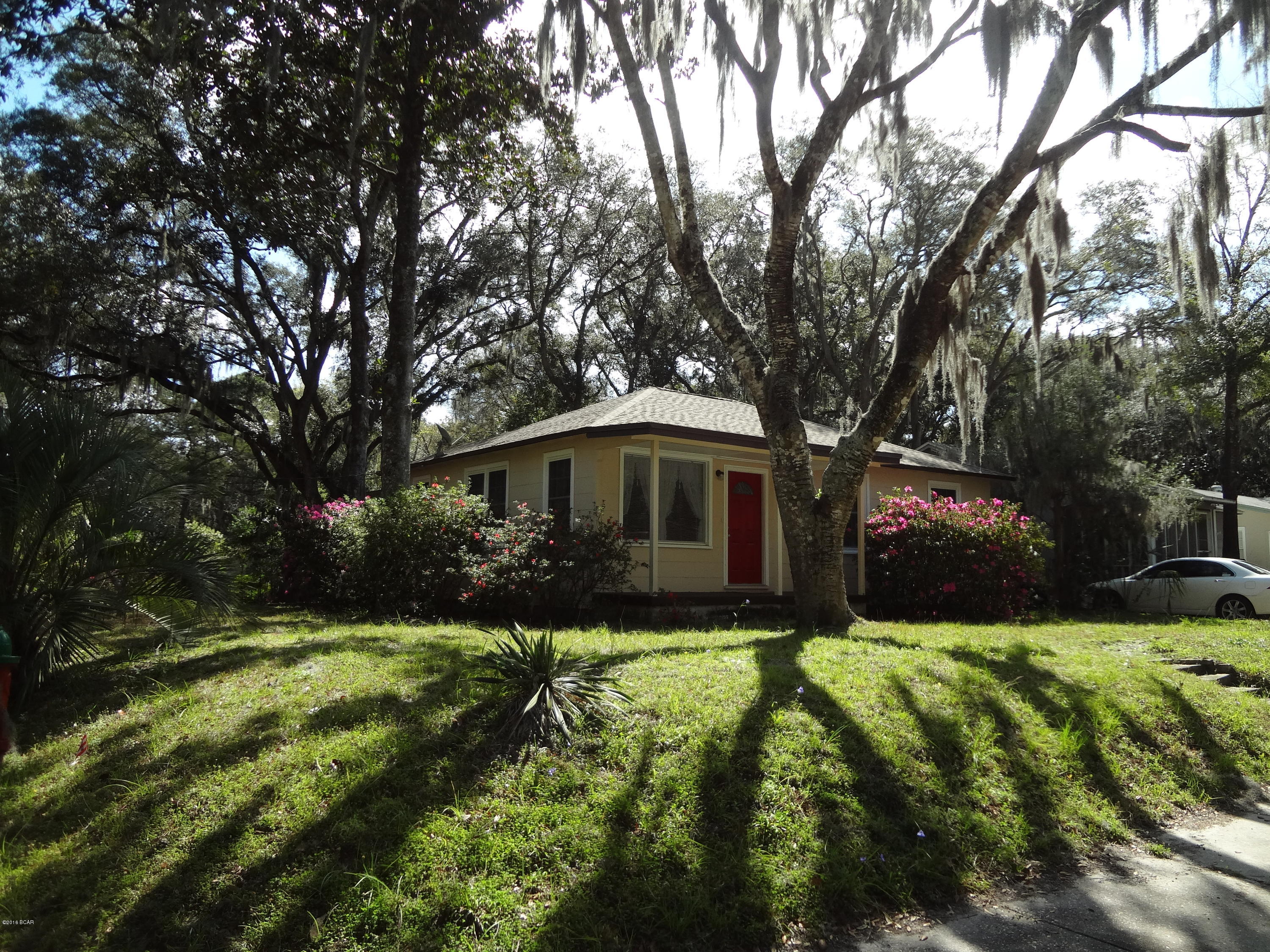 Beautifully re-modeled Cove classic on a high elevation corner lot. Quartz counter tops in the totally remodeled kitchen, all new bath, home has been refinished through-out. The oak flooring has all been restored to it's original warm glow. New roof in 2014, new Rinnai instant hot water system. Come see this Cove beauty, it will not disappoint!