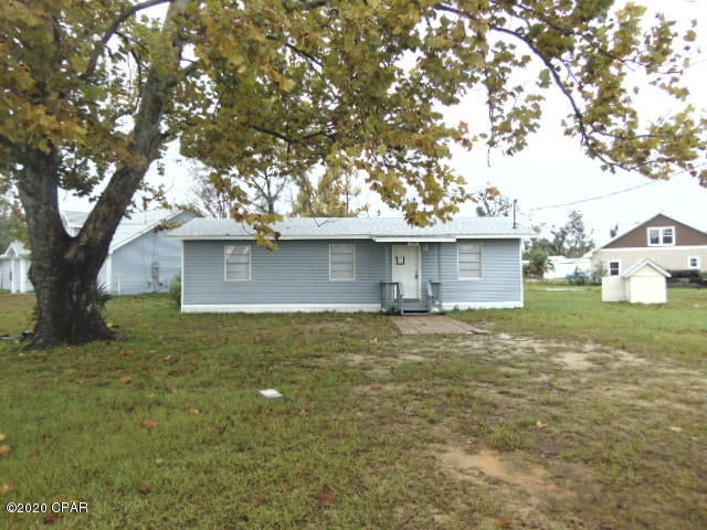 Nice 3 bedroom 2 bath home on large corner lot.  This home features a laundry room with WD Hookups and is close to shopping and restaurants.