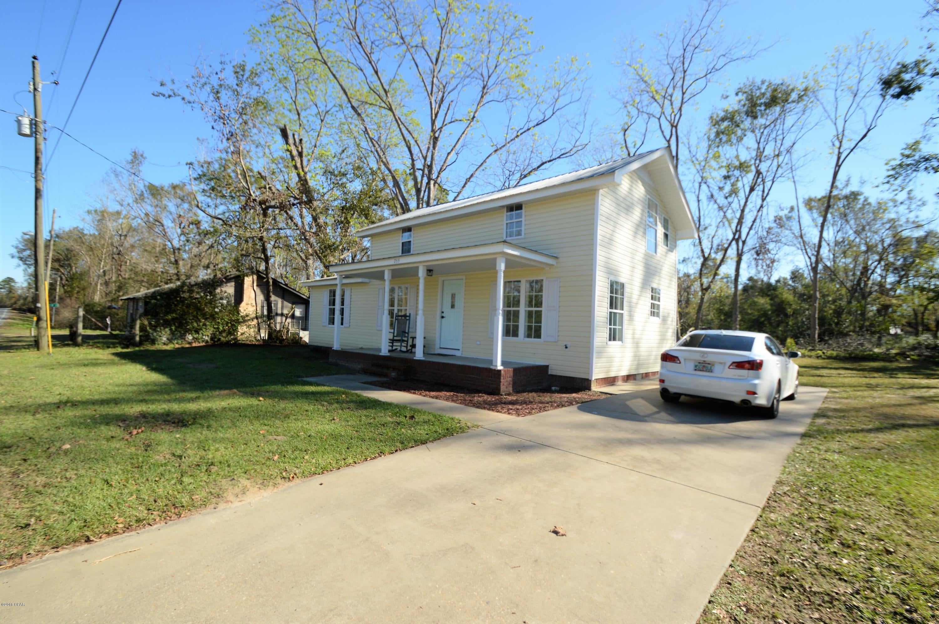 This two story home is MOVE IN ready!  This open floor plan home features new carpeting and paint , as well as new appliances.  The master bedroom features a large walk in closet.  The upstairs bathroom features a clawfoot tub.
