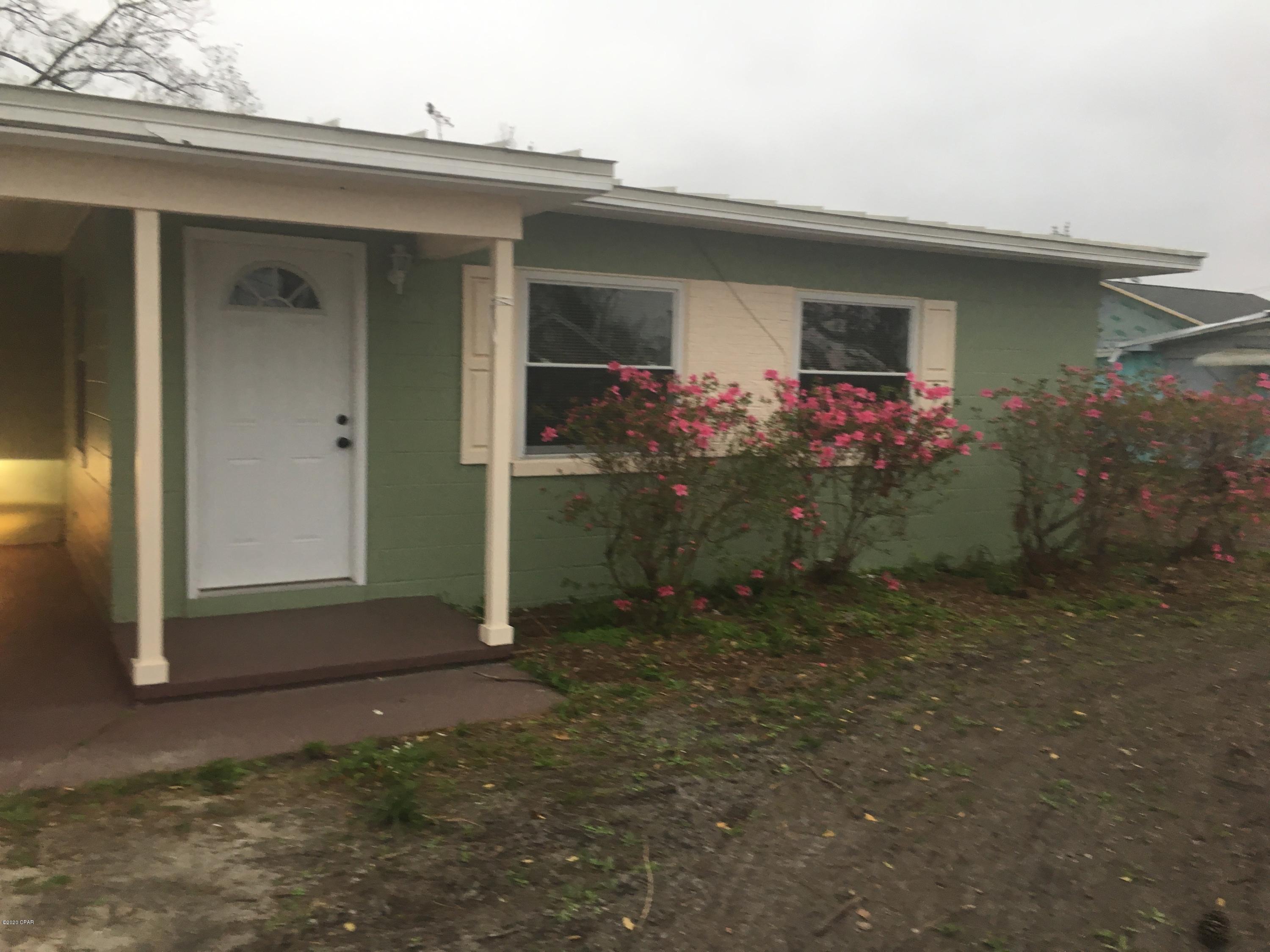 2 Bedroom 1 Bath home with washer/dryer connections, carport and an open yard.



*7 month lease only then month to month*