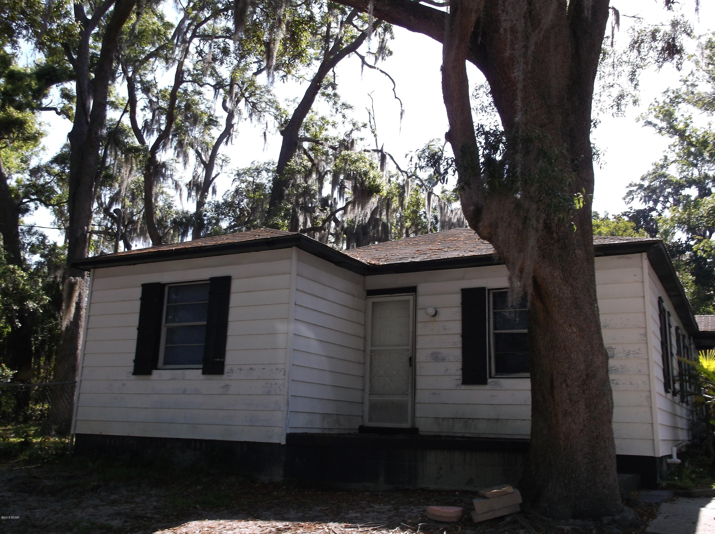 Spacious home on a large lot with fenced yard, detached 2-car garage, refrigerator, gas stove/oven, gas water heater, central air with central gas heat, washer & dryer connections.  Available to view by appointment/move in after Nov 1st.  7-month lease only. Please no pets.