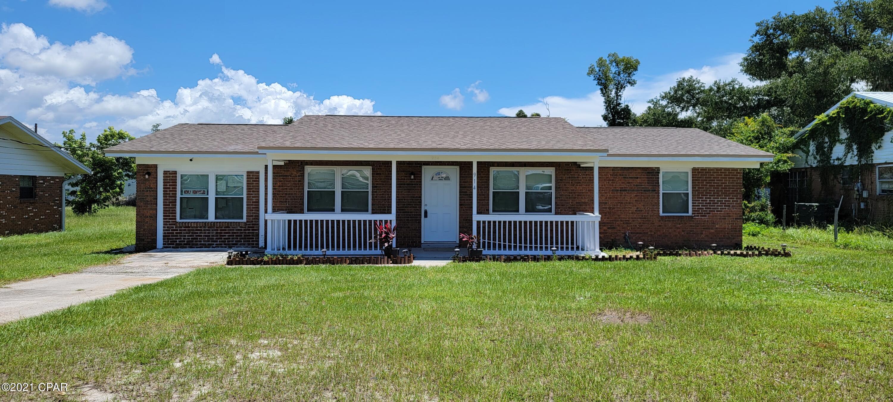 CURRENTLY UNDER CONTRACT, SELLER ACCEPTING BACKUP OFFERS 

Newly remodeled brick home! New flooring, paint, cabinets, appliances, deck and so much more. Close to local shopping and businesses. Large fenced in backyard with a great firepit for entertaining. All measurements are approx. Buyer to verify if important.