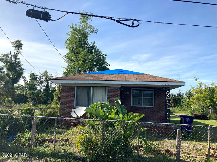 2 bedrooms 1 bath with bonus room – could be used as a third bedroom! Located close to Hospital on a double lot with a detached garage or workshop.Would make a great rental or flip property. Wood floors, laundry room, and dining room too!