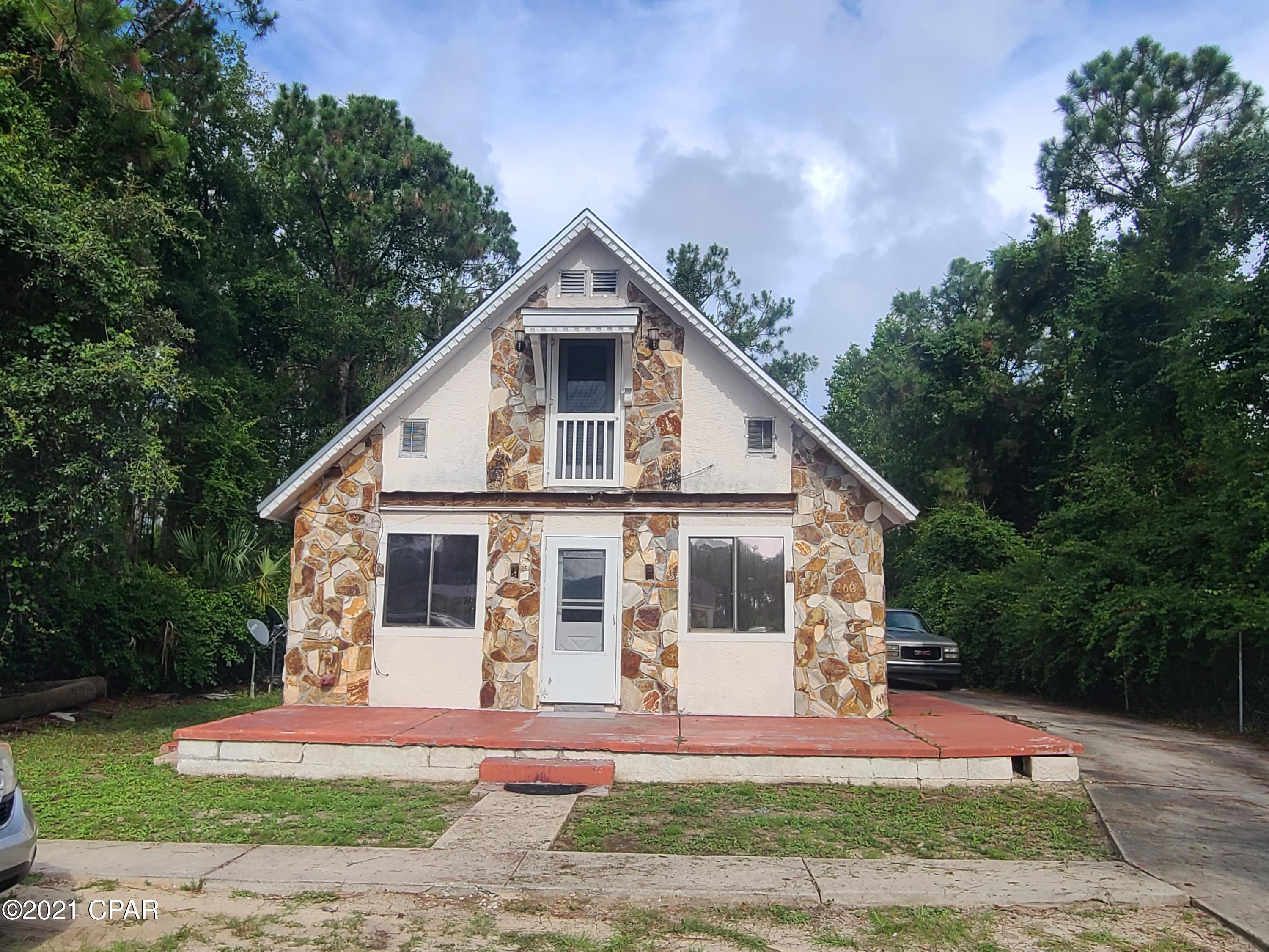 Chalet style home on Arnold Rd (Hwy 79). Comfortable 2 story house has 4 bedrooms and 2 Bathrooms with an outdoor workshop. Commercial use a possibility in fast growing area.