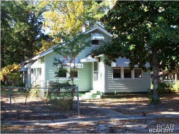 Quaint Cove home located just a few blocks from the hospital, and just a few more from down town and the court house. This is a 2 bedroom, 1.5 bath home sitting on two lots with a fenced yard.