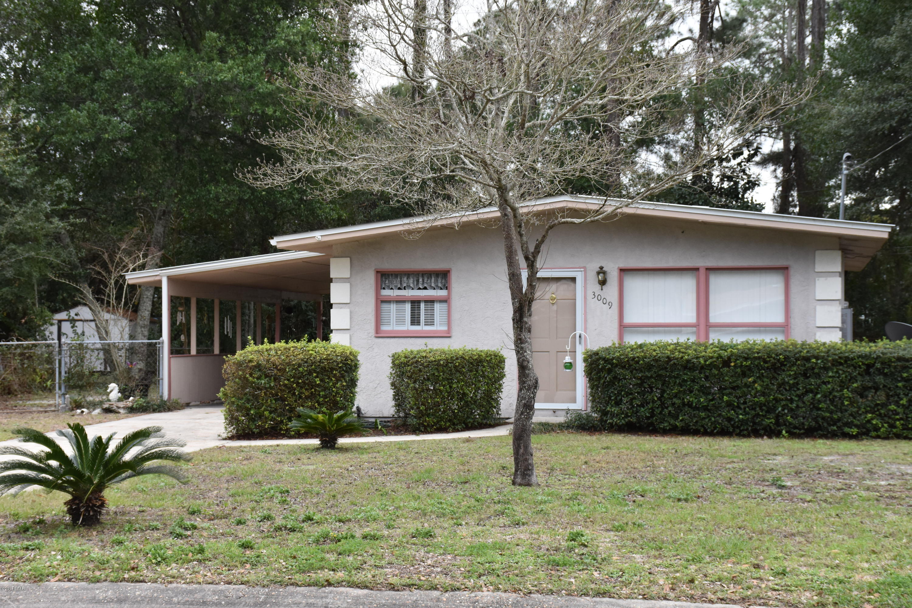 Cute, move-in ready home.  New metal roof and tankless gas water heater in 2014, New A/C in 2013.  Easy to show.