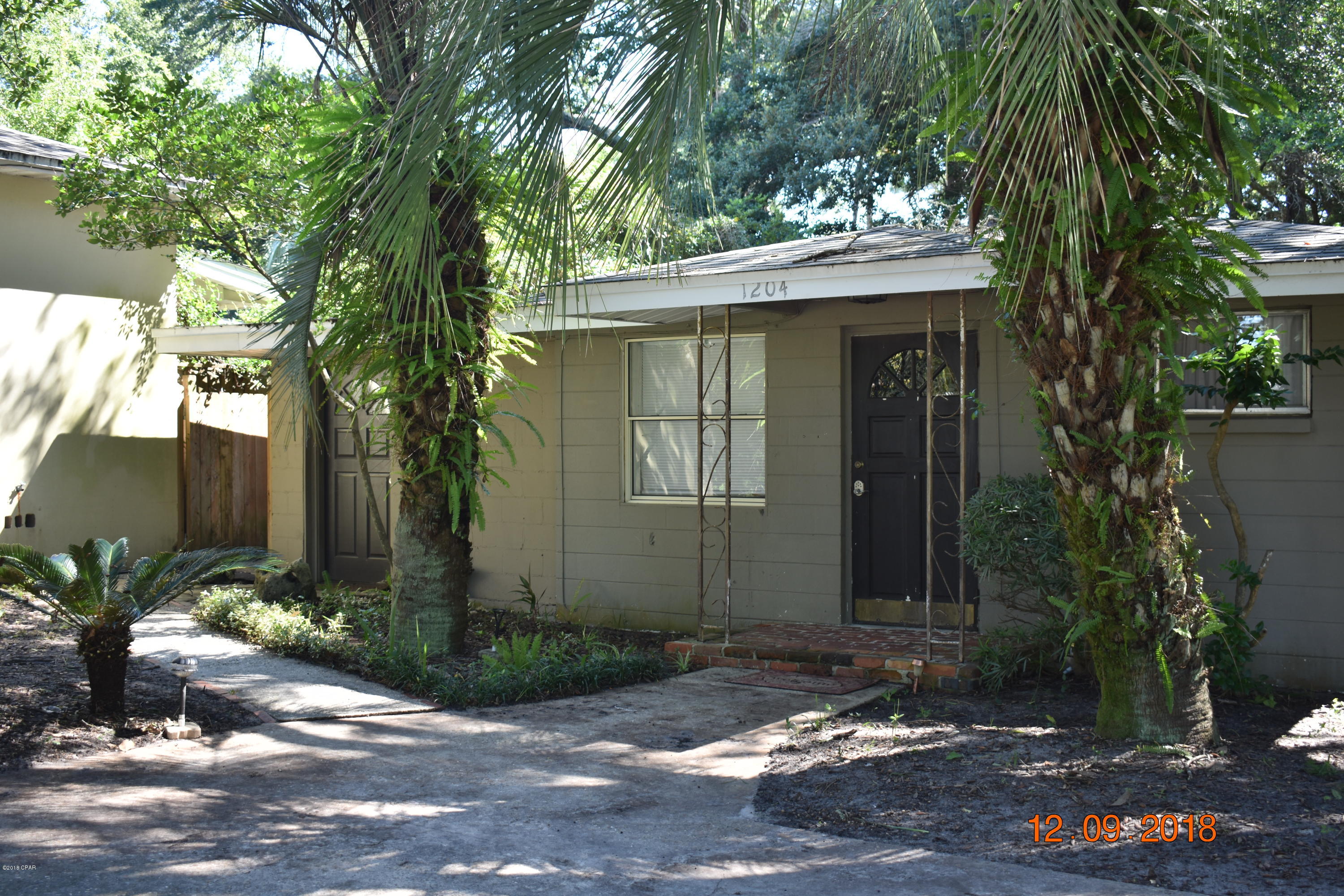 $850 St. Andrews area, furnished, unique and private. 1 bedroom bungalow/duplex with utilities paid. Has custom built-ins, washer/drier, and full sized kitchen. Shaded and secluded with parking at the door it also has a fenced back yard with a gazebo for entertaining. Close to shopping and recreation and only ½ mile to the bay. No pets and no inside smoking. Lease required with $850 deposit.