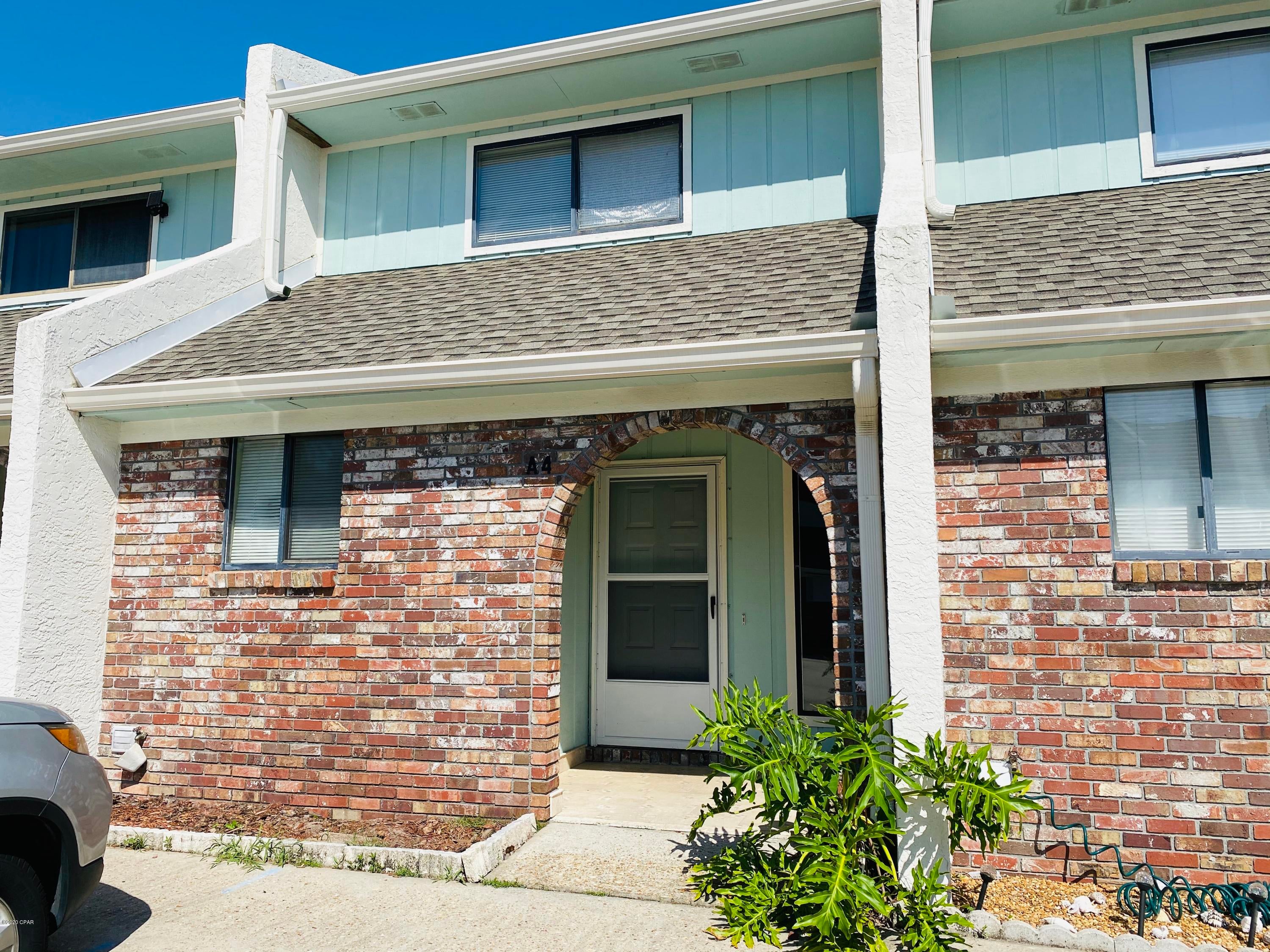 Townhome located off North Lagoon that includes a dedicated boat slip. 2 Bedroom 1.5 bath.