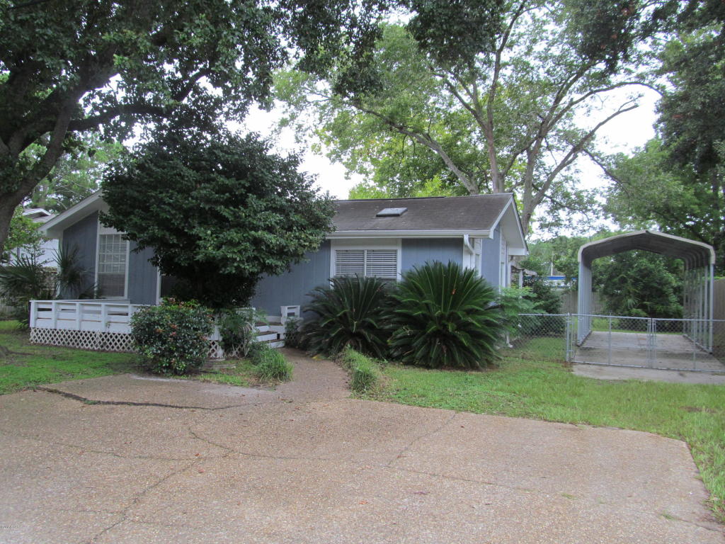 2 BEDROOM 1 BATH W/HARDWOOD FLOORS, BREAKFAST BAR, LAUNDRY ROOM AND STORAGE ROOM.  THIS HOME HAS A LARGE FRONT DECK AND SIDE PATIO W/SMALL DECK AREA.2 FIREPLACES (FOR DECORATION ONLY-NON WORKING FIREPLACES)ELECTRIC/GASCITY W/S/GCENTRAL A/C
