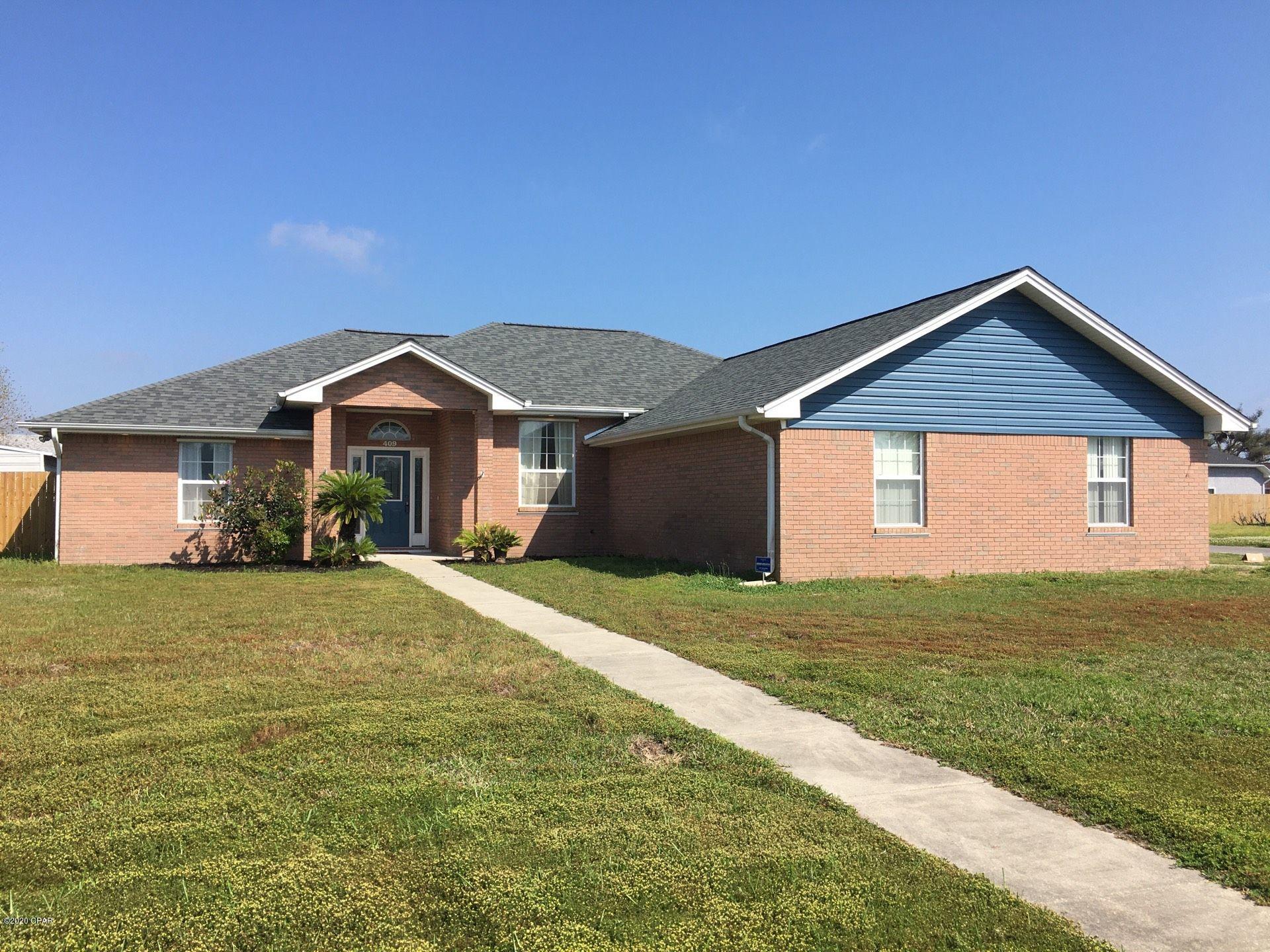 This home offers 3 Bedrooms and 2 Full Baths. Kitchen with a breakfast bar, gas stove, plenty of cabinet and counter space. Formal dining room, seperate tv room. Master bath has double sink vanities, garden tub, stand alone shower, 2 large walk in closets. Covered back patio with a large fenced in backyard. 2 Car garage with plenty of storage space.



*All pets are a part of the application process and are subject to the homeowner's approval*