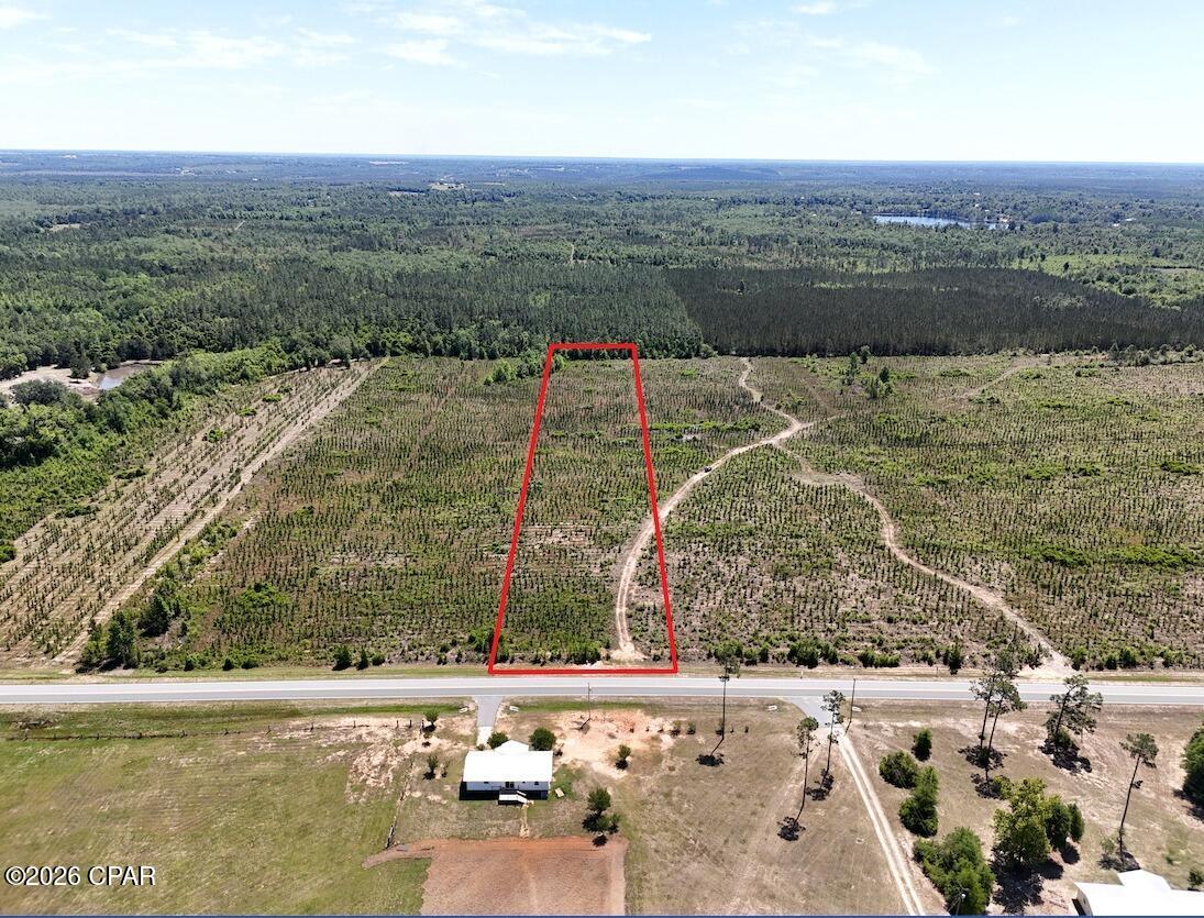5 Acre lot in a peaceful neighborhood of Altha. NO HOA, Not in Flood Zone. Not Wetland. Seller Financing is available, No Prepayment Penalty. Mobile/Prefabricated/Single family homes are all allowed. Enjoy a more relaxed lifestyle, all while being close to the city