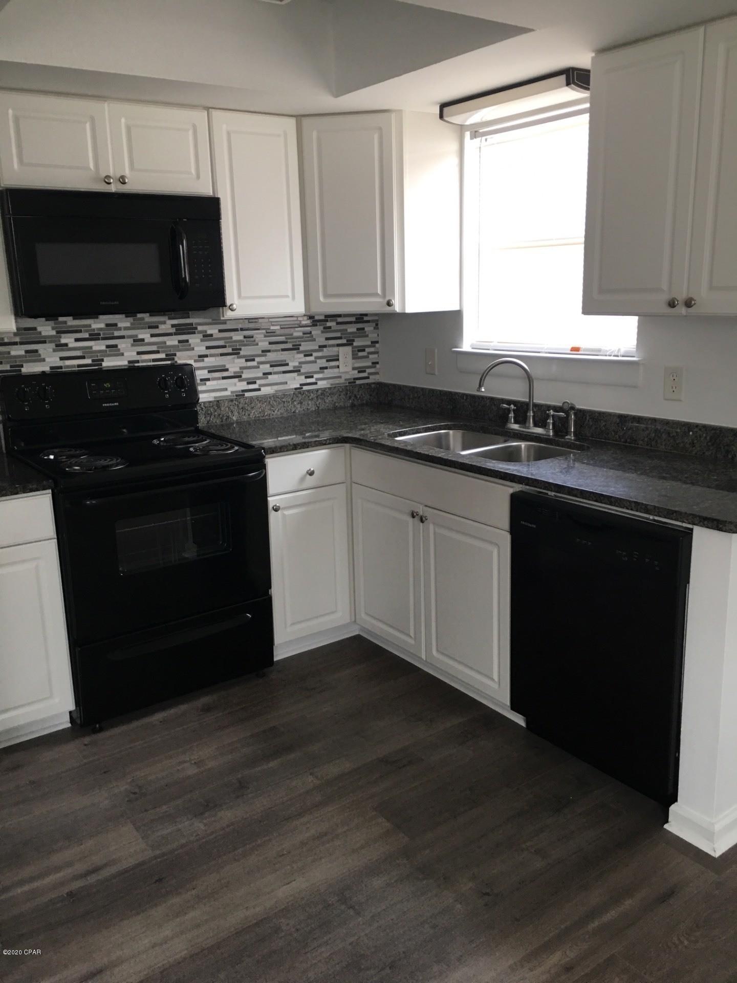 *EAST GARDEN APARTMENTS*



*Move In Special $850.00*



This apartment offers 2 Bedrooms and 2 baths, located in Springfield. Upstairs unit with an open kitchen with granite counter-tops and all-electric appliances. Bathrooms have granite counter-tops as well. W/D hookups.



*All pets are a part of the application process and are subject to the homeowner's approval*