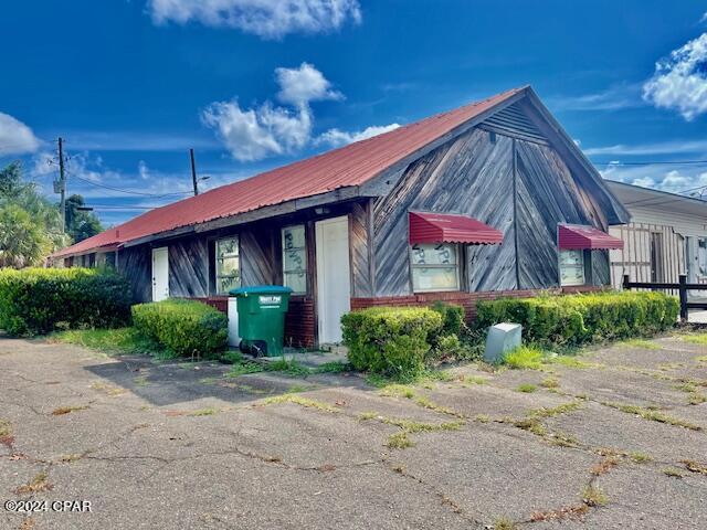 Excellent building previously used as a music studio and man cave. This building has endless possibilities for various types of businesses.   Would make an EXCELLENT Antique shop, music studio, any type of office as the space would allow for more than one business if desired.    Building has been updated within the last few years.  Entire building has newer HVAC system and recently serviced. There is a kitchen area with side-by-side  refrigerator/freezer, double sink, hot plate and microwave.  There is one bathroom.     Most of the things in the building (part of an estate sale) could stay if wanted.  There is a paved parking lot.  Some pretty ribbed metal ceiling in the music room and part of other ceiling.
