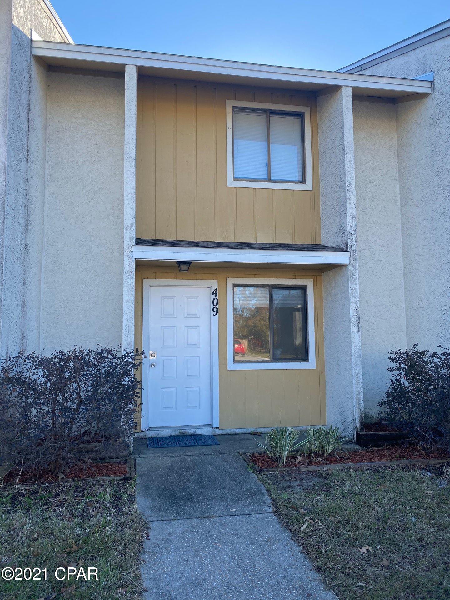 This townhome is located in Venetian Villa. This home features an open floor plan and a small breakfast bar. This home also features a half bath downstairs and the master connects to the bathroom in the hallway upstairs. The backyard includes a privacy fence and there are washer/dryer connections in the storage area on the back patio.





**1/2 off security deposit for active duty military**