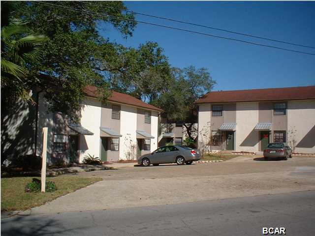 This unit is located in the popular St. Andrews area. The apartment includes a stove/oven, refrigerator, dishwasher, washer & dryer connections upstairs, with 2 bedrooms and 1.5 bathrooms. Please no pets. This townhome is available to view by appointment through May/June/then available as of July 1st