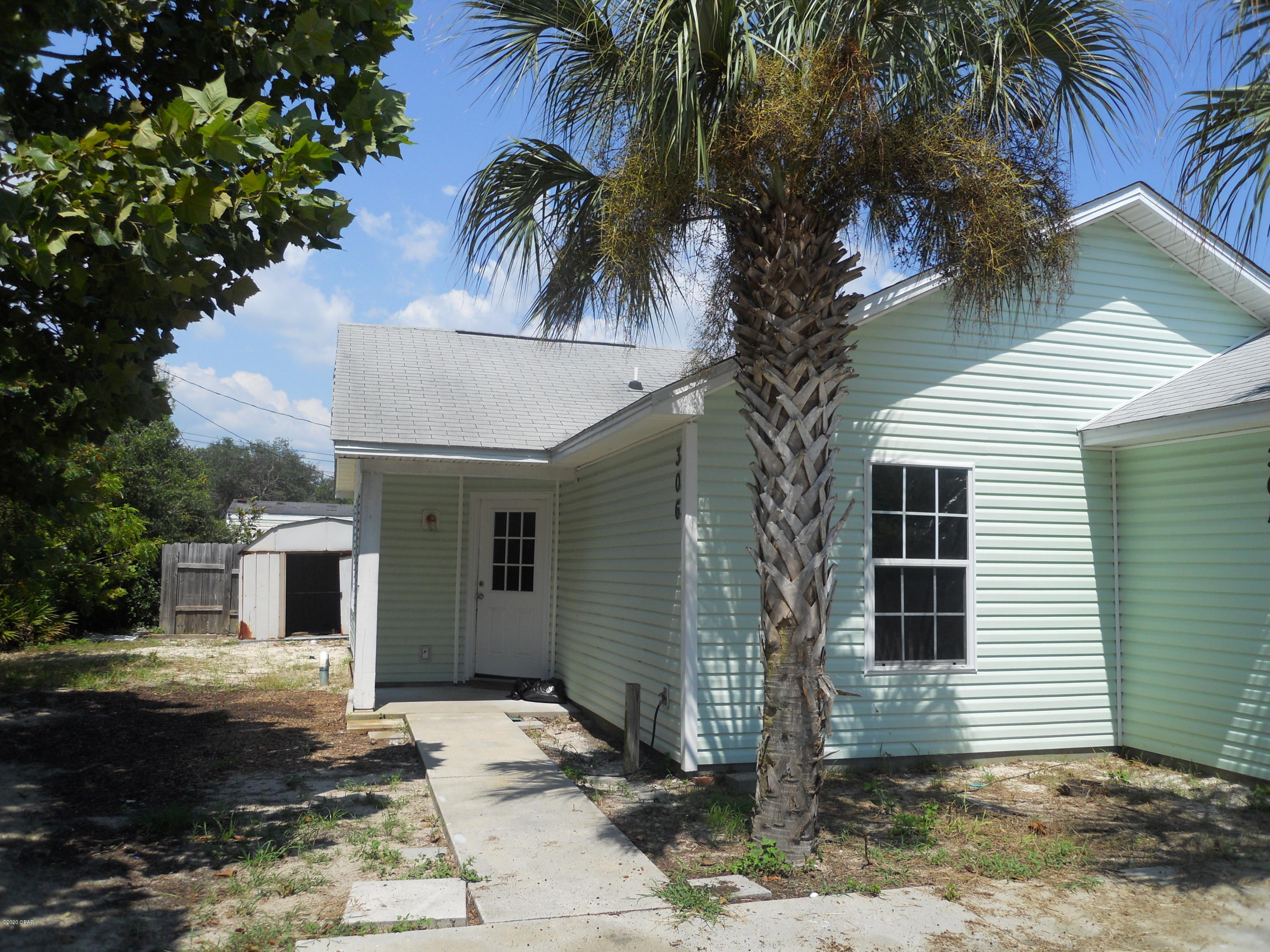 Cute 2 bedroom 1 and 1/2 bath duplex on the west end, only 3 blocks to BEACH, close to pier park.