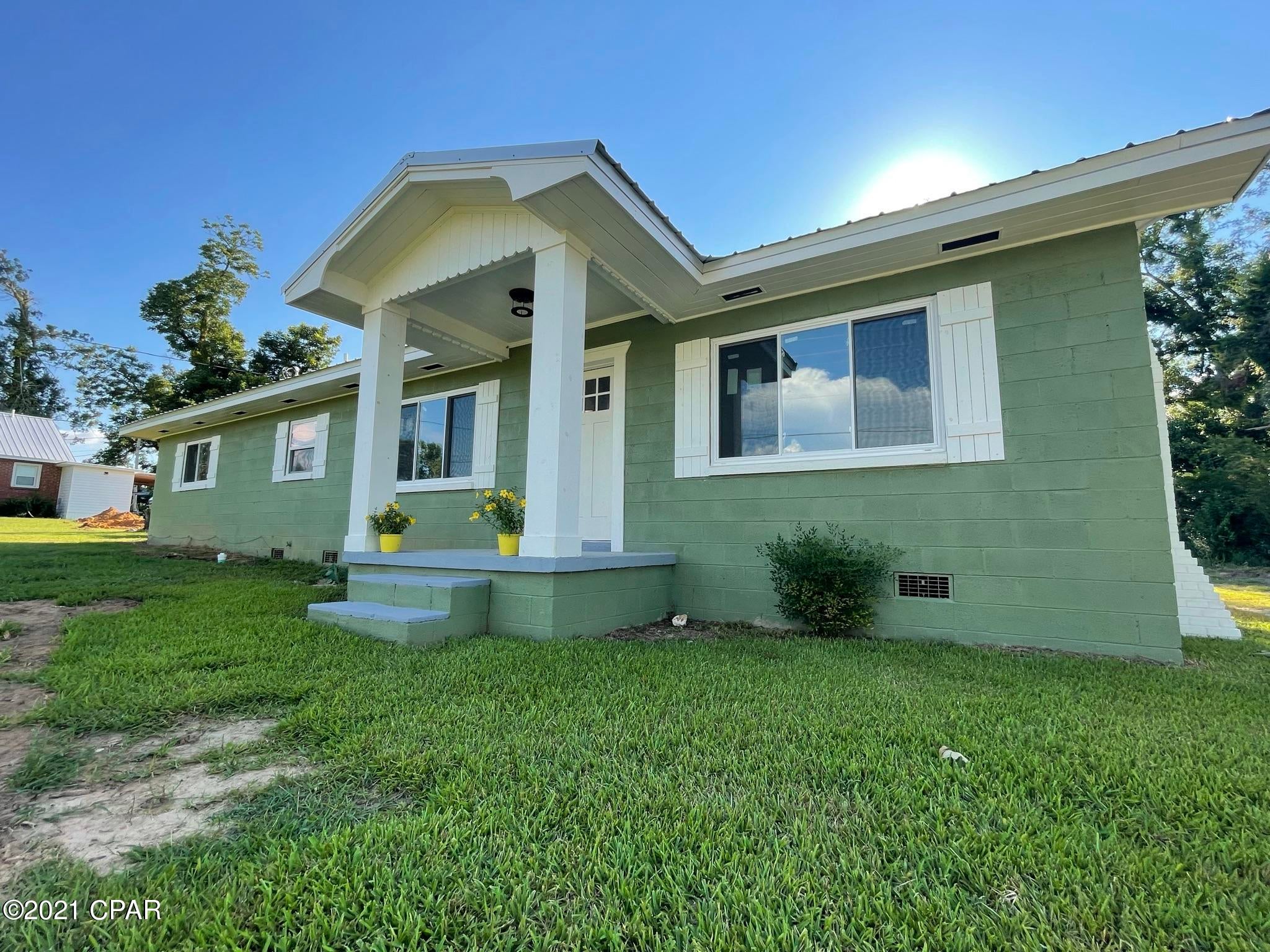 CURRENTLY UNDER CONTRACT, SELLER ACCEPTING BACKUP OFFERSMOVE IN READY! This Florida Cottage is located less than 2 miles from town, in a quiet country setting.  The yard is perfect for a garden with fruit trees and a shed. 

Renovation includes; New windows, sheetrock, flooring in kitchen, bathrooms and den, new fixtures throughout.  Original hardwood floors have been refinished.  New central heat and air, Rinnai hot water heater, new appliances, master bathroom with titled shower is new addition. The home features 3 bedrooms and 2 full baths, open living, dining and kitchen and bonus room with laundry closet.   Owner is a licensed Florida Broker & Co listing Agent is related & is a Fl Real Estate Broker Associate.
